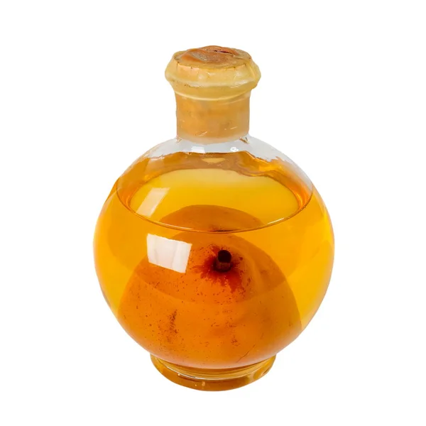 斯洛文尼亚民族的饮料 把梨放在玻璃瓶里 酒装在一个圆形瓶子里 里面有威廉姆斯梨子 酒壶上有黄色的药水和梨子 白色背景上的孤立图像 — 图库照片
