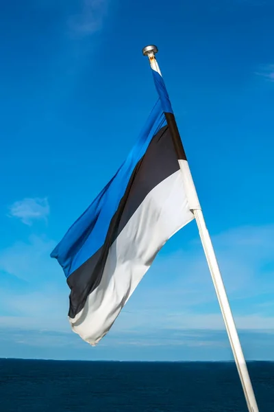 Bandera Estonia Sobre Fondo Cielo Azul Mar Azul Primer Plano — Foto de Stock