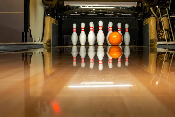 Beyaz Bovling Lobutları Bowling Salonunda Turuncu Bir Top Güzel Bir Telifsiz Stok Imajlar