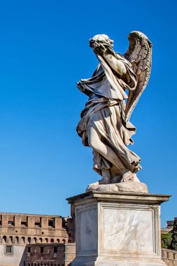 Mavi gökyüzünün arka planında bir melek anıtı heykeli