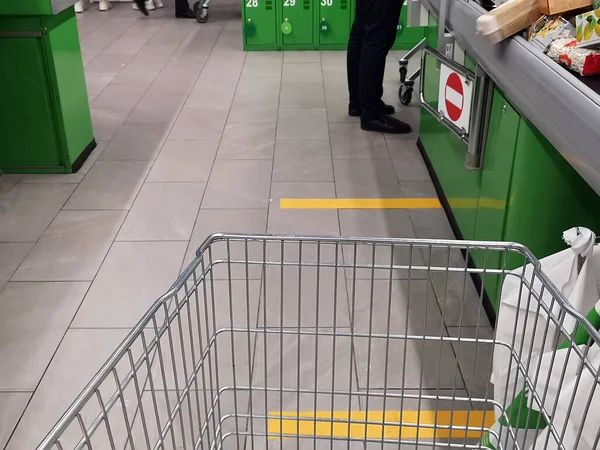 Distancia Social Marcado Con Líneas Amarillas Una Tienda Supermercados Para — Foto de Stock