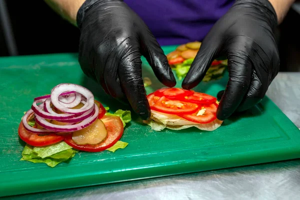 Gotowanie Burgera Zielonej Tablicy Kuchennej Warzywa — Zdjęcie stockowe