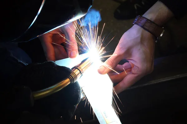 Schweißen Lichtbogenschweißen Der Arbeiter Schweißt Zwei Eiserne Ecken — Stockfoto