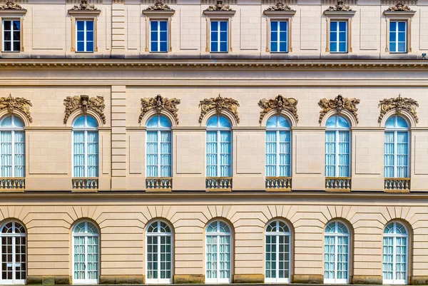 Geometria Architektoniczna Fasady Pałacu Herrenchimsee Rzędy Pięknych Barokowych Okien Drzwi — Zdjęcie stockowe