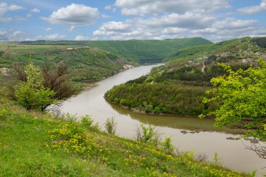 Jeolojik manzara. Silurian ve Devonian çökeltilerinin en eksiksiz bölümü, Paleozoik çağın jeolojik standardı. Kitaygorod ve Ternava Nehri köyü. Kitaygorod çıkıntısı.