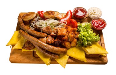 Tahtada ızgara tavuk şişleri, domuz şişleri, ızgara sosisler, sebzeler, marine edilmiş soğan, pita ekmeği, barbekü, katran sosu, ketçap. Beyaz arkaplanda izole