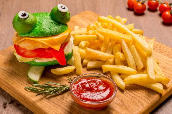 Çılgın kurbağa burger fileto, kızarmış peynir, kurutulmuş burger, yeşil, ketçap, taze domates, dolmalık biber, buzdağı, zeytin, patates kızartması ketçap. Yakın plan..