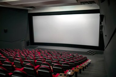 Beyaz ekranlı, kırmızı ve siyah koltuklu sinema salonu 08.03.2019 Brovary, Ukrayna