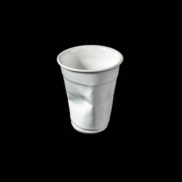 Bicchiere Plastica Monouso Bianco Stropicciato Isolato Sfondo Nero — Foto Stock
