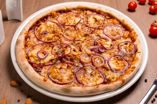 Barbecue Pizza Thin Cake Bbq Sauce Chicken Fillet Bacon Mushrooms — Stock Photo, Image