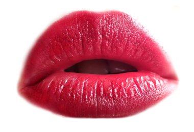 Kırmızı rujlu kadın dudakları. Yakın plan. Beyaz bir arkaplanda izole edilmiş.