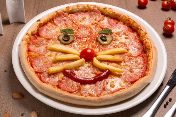 Pepperoni Dětská Pizza Uvidí Smajlík Obličeje Salám Mozzarella Rajčatová Omáčka — Stock fotografie