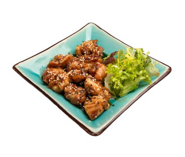 Teriyaki soslu tavuk budu. Beyaz arka planda izole edilmiş. Mavi bir tabakta.