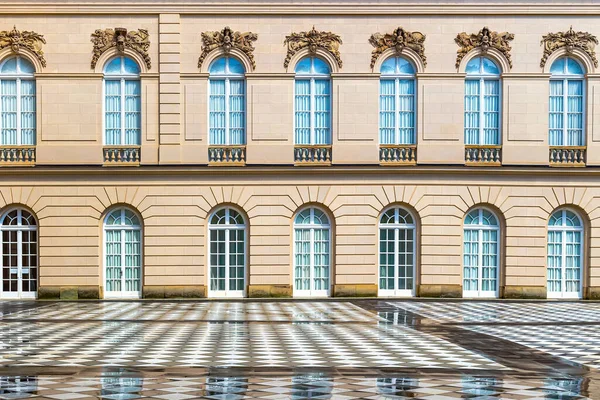 床に大理石の正方形のタイルが並んでいた後 湿った床にHerrenchimsee宮殿のファサードの反射 抽象的な反射パターンのテクスチャの背景 バイエルン ドイツ — ストック写真