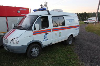 Rus cynologistic araba Emercom ormanda bir adam bulmak için iş başında. Moscow Region, 2016