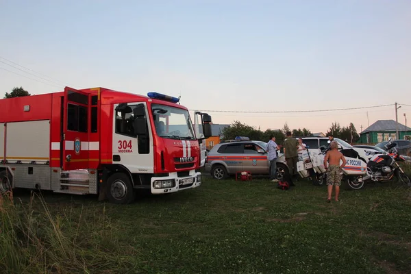 İtfaiye ve kurtarma ekipleri Emercom Rusya'nın ormanda kayıp kişi bulmak için çalışıyoruz. Moscow Region, 2016
