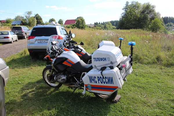 Rus kurtarma motosiklet Emercom Rusya'nın ormanda kayıp birini bulmaya çalışıyoruz. Moscow Region, 2016