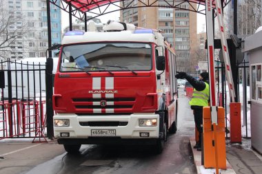 Güvenlik görevlisi için Rus itfaiyeciler yol gösterir / güvenlik görevlisi karşılar ve yol Rus itfaiyeciler için 21 Mart 2018 Moskova'da gösterir.