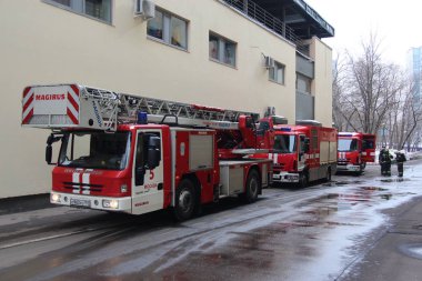 Rus itfaiye araçları stand üzerinde 21 Mart 2018 binada Moskova yakınındaki / Rus itfaiye araçları yer Emercom Rusya Moskova'da egzersizleri sırasında building yakınındaki 21 Mart 2018