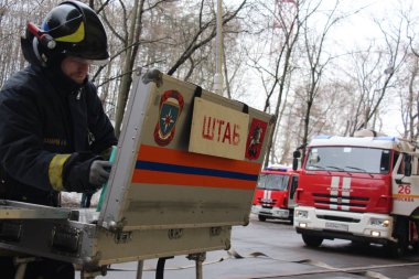 Kurtarma tablo arka planı itfaiye araçları / itfaiyeci egzersizleri Emercom Rusya'nın 21 Mart 2018 Moskova'da sırasında kurtarma tablo açar