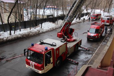 İtfaiye arabası ortaya merdiveni bina koymak / yangın kamyon ileri sürülen merdiven 21 Mart 2018 Emercom Rusya'nın çalışmaları sırasında bina