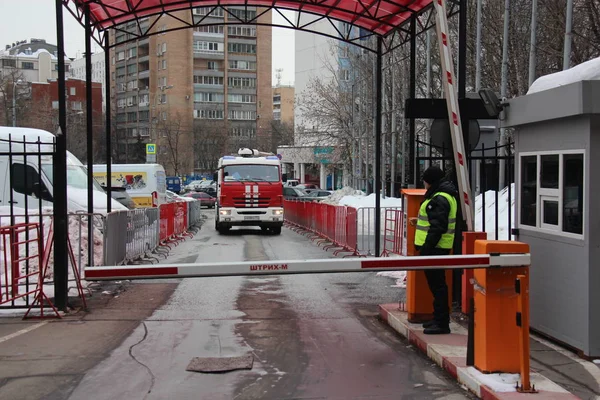 Bir güvenlik görevlisi bir Rus yangın kamyon karşılayan / Moskova'da 21 Mart 2018 bir eğitim Emercom Rusya'nın sırasında bir Rus itfaiye bir güvenlik görevlisi karşılar