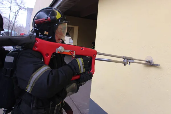 İtfaiyeci bir çok fonksiyonlu yangın hortumu ile kesme yapıları - 