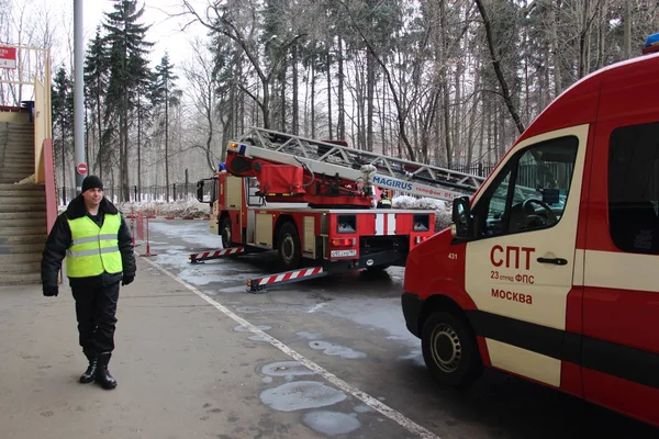 Oficial Seguridad Reúne Con Bombero Ruso Moscú Oficial Seguridad Reúne — Foto de Stock