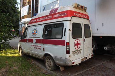 Tüm Rusya Merkezi Afet Tıbbı özel araba Krasnodar şehir içinde park edilmiş