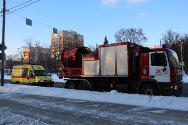 Moskova'da eğitim acil arama 12 Aralık 2016 için duman kaldırma ve tıbbi bakım araçların gelmesi 