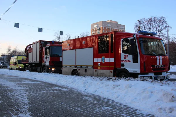 Brandbilar Och Sjukvård Anländer Till Utbildning Nödsamtal December 2016 Moskva — Stockfoto