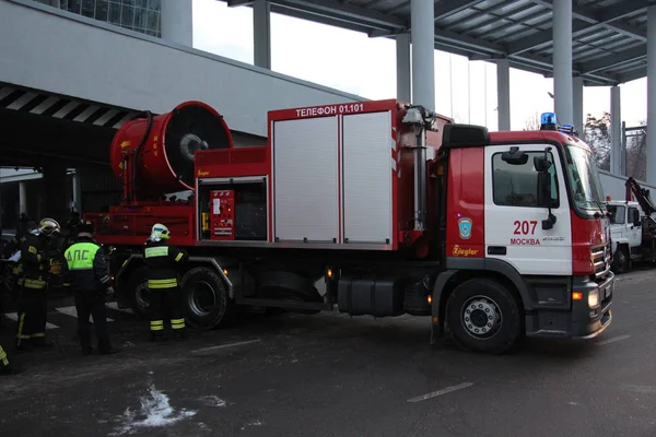 Duman kaldırma çalışmalarına eğitim felaket 12 Aralık 2016'da Moskova'da araba 