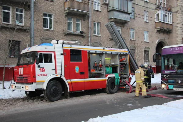 İtfaiyeciler işe Moskova sokakta / itfaiyeciler davranış Moskova savaş dağıtım sokakta bir eğitim afet sırasında 12 Aralık 2016