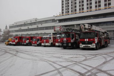 İtfaiye araçları Grup / 19 Aralık 2017 Moskova'da binada eğitim yangın