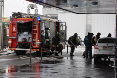 İtfaiyeciler çalıştırmak için içine yanan bir bina / Moskova'da 19 Aralık 2017 üzerinde bina Otelde yangın eğitim