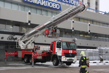 Yangın araç uzatılabilir durdu teleskop ve Eklemli Platform destekler / 19 Aralık 2017 Moskova'da binada eğitim yangın