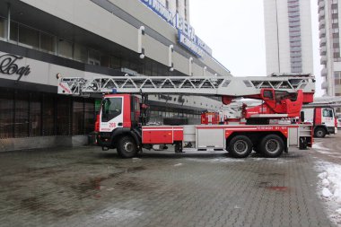 Acil aramalar için Moskova'da 19 Aralık 2017 üzerinde binada yangın merdiveni Dlk geldi