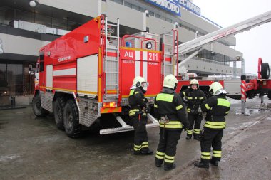İtfaiyeciler Moskova'da 19 Aralık 2017 üzerinde bir trainingwork üzerinde iş bitmiş