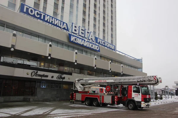 Teleskopik ve eklemli platform araç ateş/alev / 19 Aralık 2017 Moskova'da binada eğitim ateş