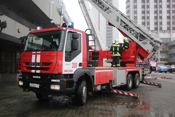 Пожежники Контролювати Вогонь Сходами Dlk Підготовки Екстрений Дзвінок Готельної Будівлі — стокове фото