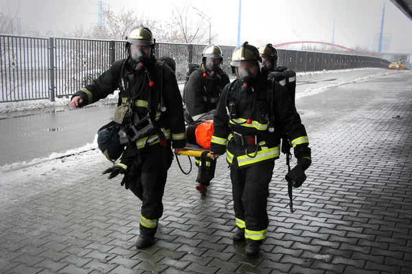 Bomberos Llevan Una Persona Salvada Del Fuego Entrenamiento Contra Incendios — Foto de Stock