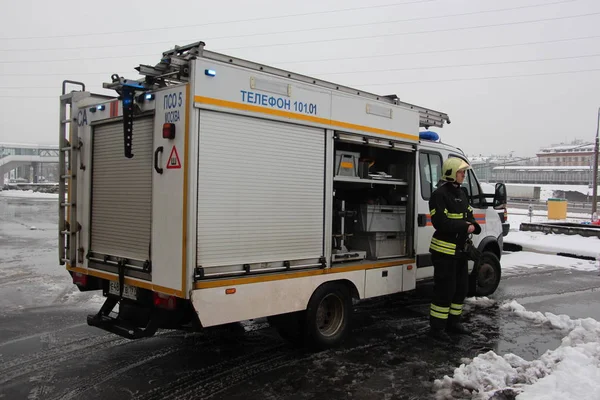 Moskova (arkadan görünüm bir eğitim kazasında 19 Aralık 2017 üzerinde otomobili Rus kurtarma)