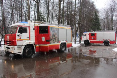 Eğitim acil durum çağrısı için Moskova'da 28 Şubat 2017 üzerinde binada yangın araçlar geliyor