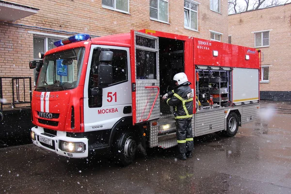 Işıkları yanıp sönen ile itfaiyenin gelmesi Moskova'da 28 Şubat 2017 üzerinde bina otel için acil çağrı eğitim için 
