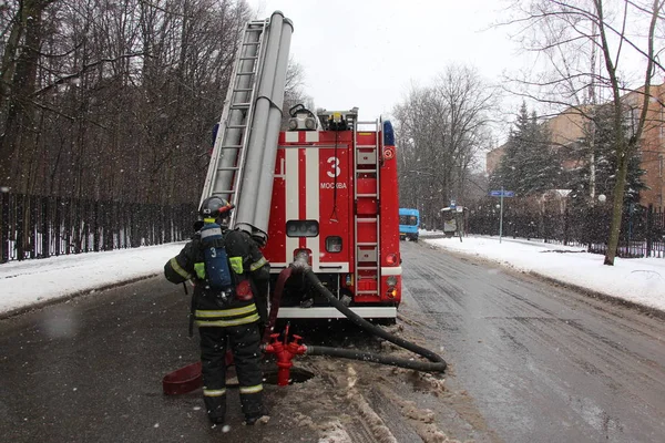 İtfaiyeci itfaiye hidrant Moskova sokakta 28 Şubat 2017 üzerinde katılır