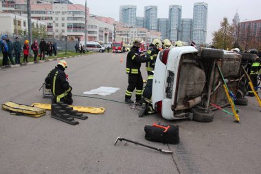 Kurtarma ekipleri kaza mahallinde çalışma / yol trafik kazası Moskova'da 13 Ekim eğitim