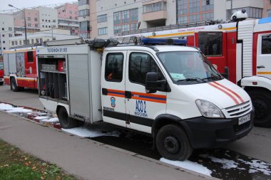 Kurtarma aracı arka plan üzerine itfaiye araçları / yol trafik kazası Moskova'da 13 Ekim eğitim