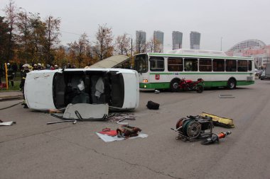 Kurtarma ekipleri tamamlanmış iş kaza / yol trafik kazası Moskova'da 13 Ekim eğitim