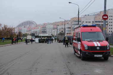 Yangınla mücadele karargahı araba arka planda trafik kazası karşı / yol trafik kazası Moskova'da 13 Ekim eğitim
