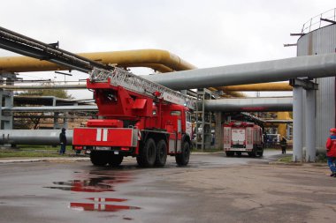 Merdiven yangın kamyon ve yangın araç geldiğinde topraklarında / felaket Termik Santrali'nde 5 Ekim 2016 yılında Moskova'da eğitim.